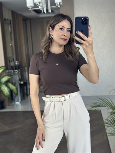 Kahverengi Kabartma Baskılı Kadın Crop T-Shirt 