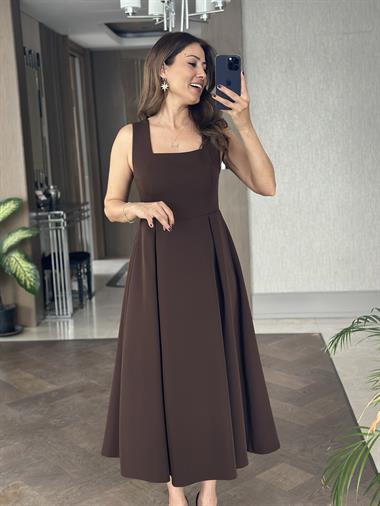 Kahverengi Kare Yaka Kalın Askılı Arkası Fermuarlı Kadın Midi Boy Elbise 