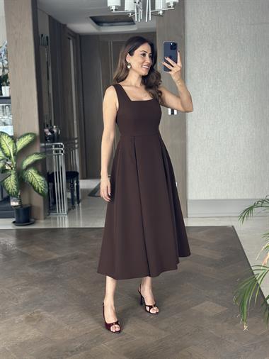Kahverengi Kare Yaka Kalın Askılı Arkası Fermuarlı Kadın Midi Boy Elbise 