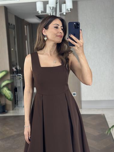 Kahverengi Kare Yaka Kalın Askılı Arkası Fermuarlı Kadın Midi Boy Elbise 