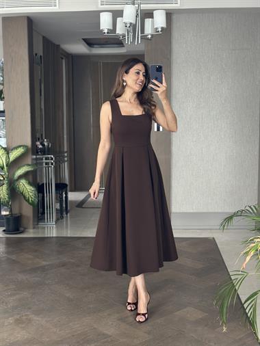Kahverengi Kare Yaka Kalın Askılı Arkası Fermuarlı Kadın Midi Boy Elbise 