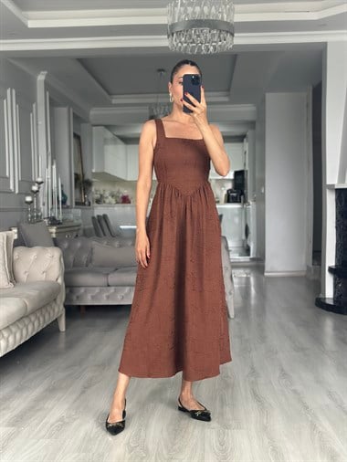Kahverengi Kare Yaka Nakışlı Kuşaklı Midi Boy Kadın Elbise 