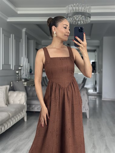 Kahverengi Kare Yaka Nakışlı Kuşaklı Midi Boy Kadın Elbise 