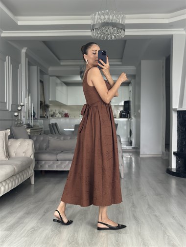 Kahverengi Kare Yaka Nakışlı Kuşaklı Midi Boy Kadın Elbise 