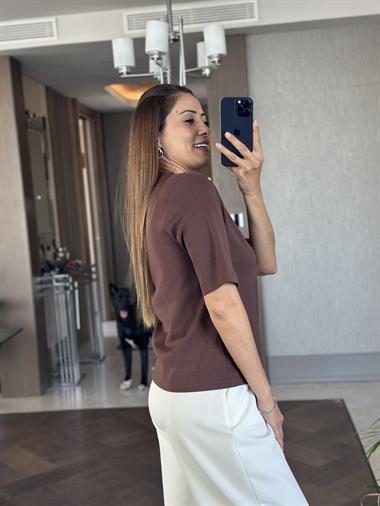 Kahverengi Karol Vatkalı Yakası Ribanalı Kısa Kol Kadın T-Shirt