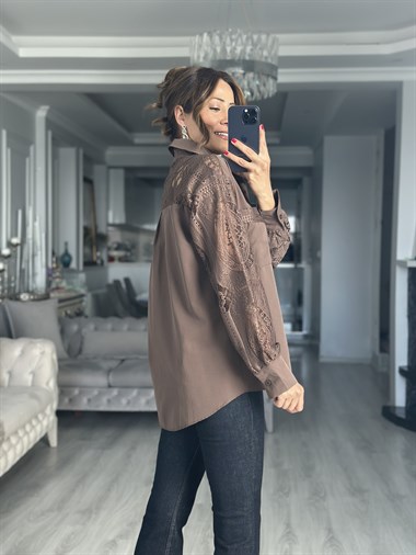 Kahverengi Kolları ve Sırtı Güpür Detaylı Kadın Gömlek