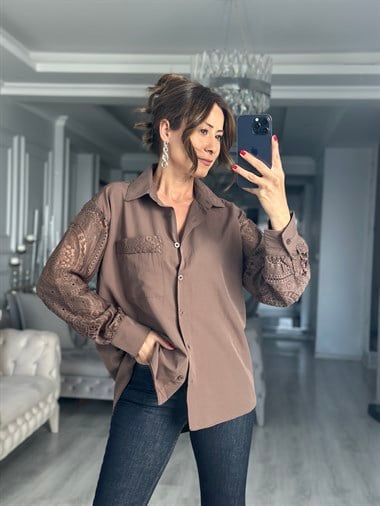 Kahverengi Kolları ve Sırtı Güpür Detaylı Kadın Gömlek