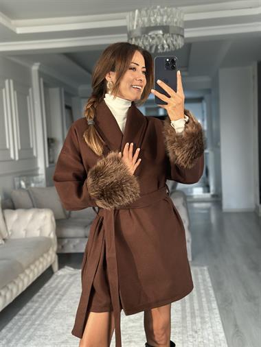 Kahverengi Kolu Kürklü Kuşaklı Kadın Kaşe Kaban
