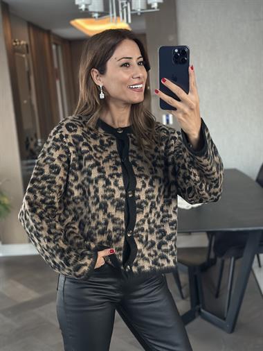 Kahverengi Leopar Desen Düğmeli Kadın Yumoş Hırka 