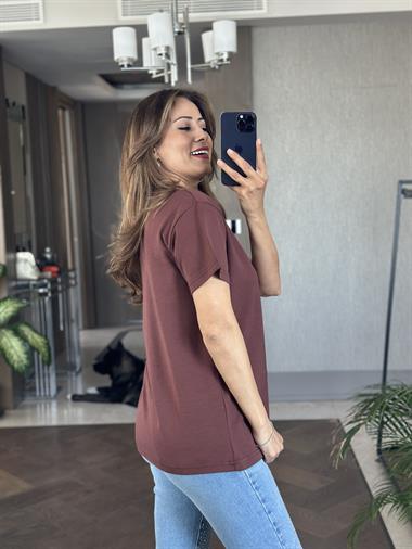 Kahverengi Önü Kabartma Yazı Nakışlı Bisiklet Yaka Kısa Kol Kadın T-Shirt