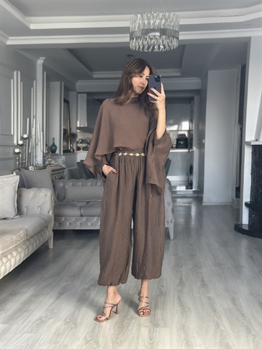 Kahverengi Pelerin Uçuşan Kadın Bluz