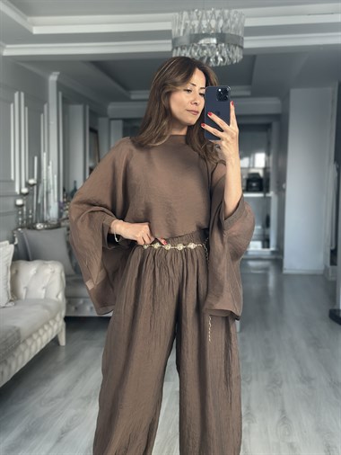 Kahverengi Pelerin Uçuşan Kadın Bluz
