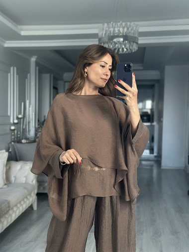 Kahverengi Pelerin Uçuşan Kadın Bluz