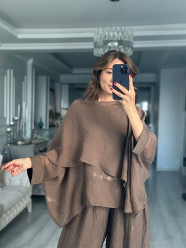 Kahverengi Pelerin Uçuşan Kadın Bluz