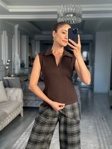Kahverengi Polo Yaka Fermuarlı Kolsuz Kadın Bluz
