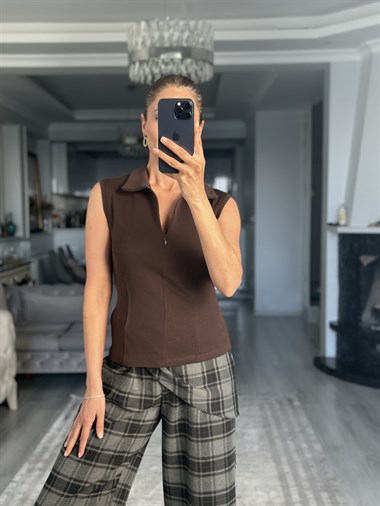 Kahverengi Polo Yaka Fermuarlı Kolsuz Kadın Bluz