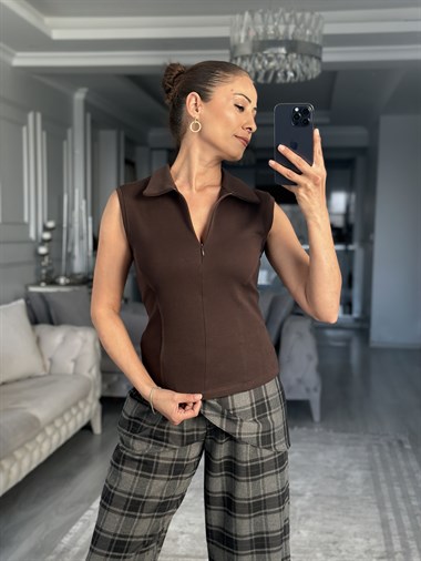 Kahverengi Polo Yaka Fermuarlı Kolsuz Kadın Bluz