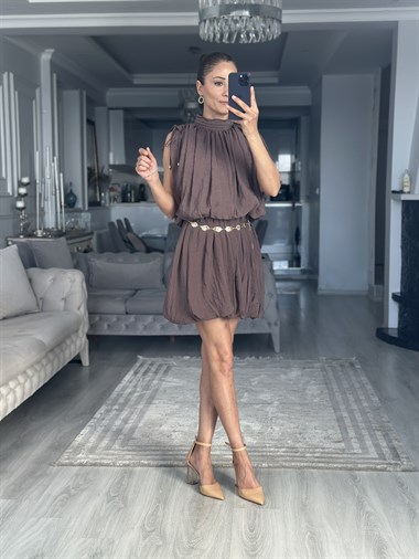 Kahverengi Sırt Dekolteli Zincir Kemerli Kadın Mini Elbise 