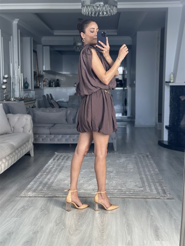 Kahverengi Sırt Dekolteli Zincir Kemerli Kadın Mini Elbise 
