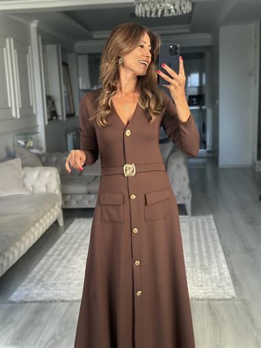 Kahverengi Uzun Kol V Yaka Kemeri Broş Detaylı  Midi Boy Kadın Elbise 