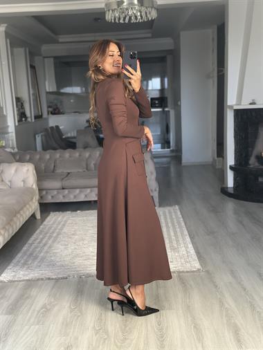 Kahverengi Uzun Kol V Yaka Kemeri Broş Detaylı  Midi Boy Kadın Elbise 