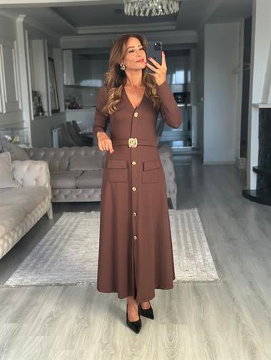 Kahverengi Uzun Kol V Yaka Kemeri Broş Detaylı  Midi Boy Kadın Elbise 
