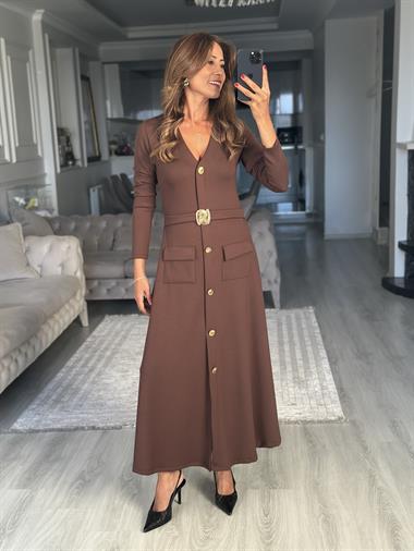 Kahverengi Uzun Kol V Yaka Kemeri Broş Detaylı  Midi Boy Kadın Elbise 