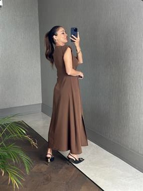 Kahverengi Vatkalı V Yaka Önü Tokalı Kadın Midi Boy Elbise