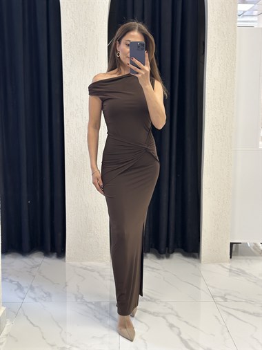 Kahverengi Yan Düğümlü Düşük Omuz Sandy Maxi Boy Kadın Elbise 