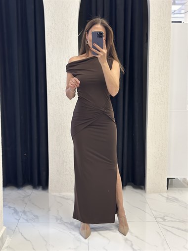 Kahverengi Yan Düğümlü Düşük Omuz Sandy Maxi Boy Kadın Elbise 
