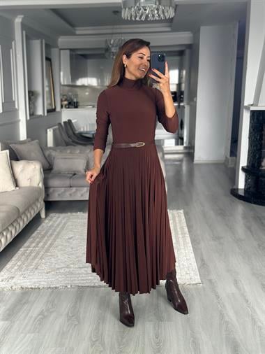 Kahverengi Yarım Balıkçı Kemerli Piliseli Midi Boy Kadın Elbise
