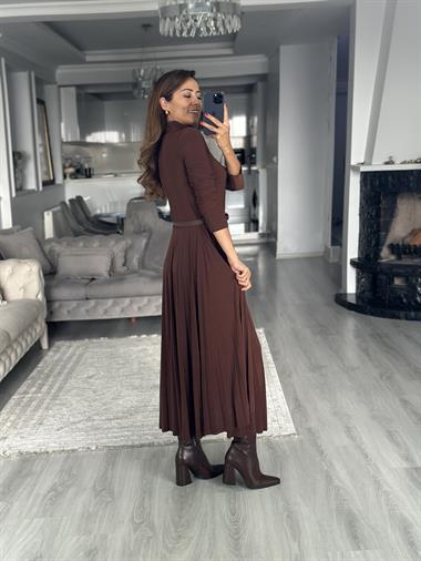 Kahverengi Yarım Balıkçı Kemerli Piliseli Midi Boy Kadın Elbise