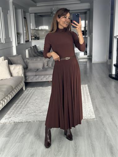Kahverengi Yarım Balıkçı Kemerli Piliseli Midi Boy Kadın Elbise