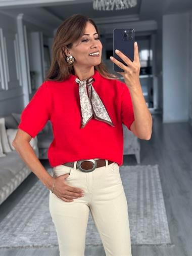 Kırmızı Fularlı Bisiklet Yaka Kısa Kol Kadın Triko Kazak