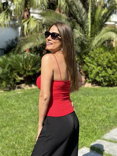 Kırmızı Lastik Askılı Kadın Atlet