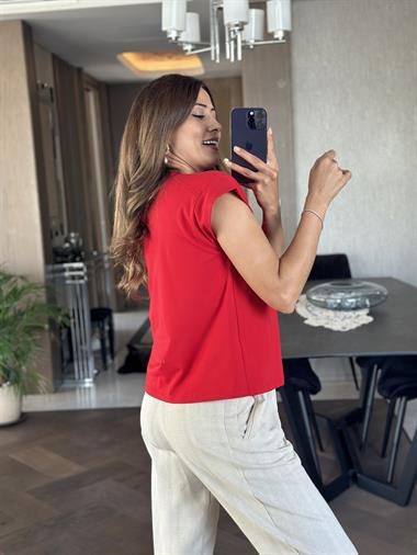 Kırmızı Omzu Dikişli Vatka Görünümlü Kadın T-Shirt