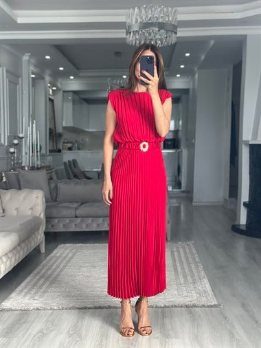 Kırmızı Piliseli Lastik Kemer Detaylı Midi Boy Kadın Elbise