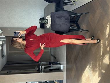 Kırmızı Simli Vatkalı Önü Dekolteli Ve Drapeli Yırtmaçlı Kadın Elbise