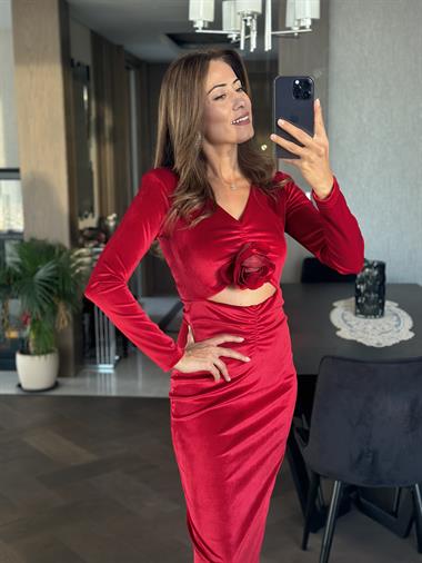 Kırmızı Vatkalı Gül Aksesuarlı Bel Dekolteli Kadın Kadife Elbise