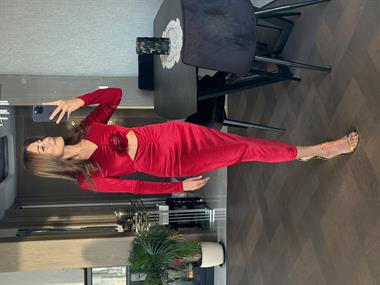 Kırmızı Vatkalı Gül Aksesuarlı Bel Dekolteli Kadın Kadife Elbise