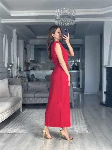 Kırmızı Vatkalı Yandan Broş Detaylı Maksi Boy Kadın Elbise