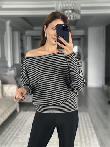 Koyu Gri Siyah Çizgili Tek Omzu Açık Kadın Kazak