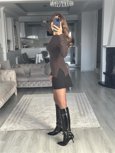 Koyu Kahverengi Eteği Asimetrik Yırtmaçlı Kayık Yaka Uzun Kollu Kadın Bluz