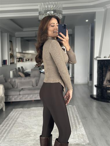 Koyu Vizon Belden Asimetrik Düğmeli Kadın Triko Kazak