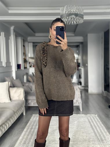 Koyu Vizon Yakadan Fularlı Kadın Triko Kazak