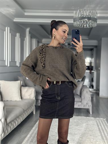 Koyu Vizon Yakadan Fularlı Kadın Triko Kazak