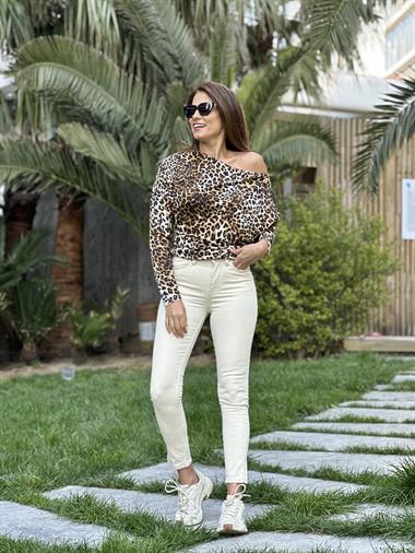 Krem Karol Yan Paçası Yırtmaçlı Kadın Jean