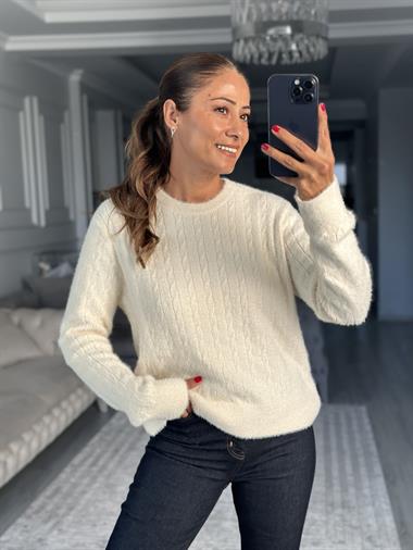 Krem Saç Örgülü Sakallı Bisiklet Yaka Kadın Triko Kazak