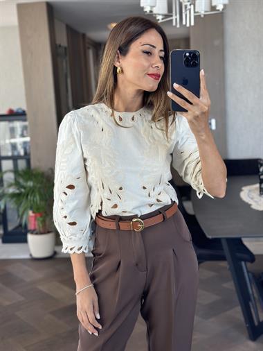 Krem Sırtı Fermuarlı Nakış İşlemeli Bisiklet Yaka Kadın Bluz