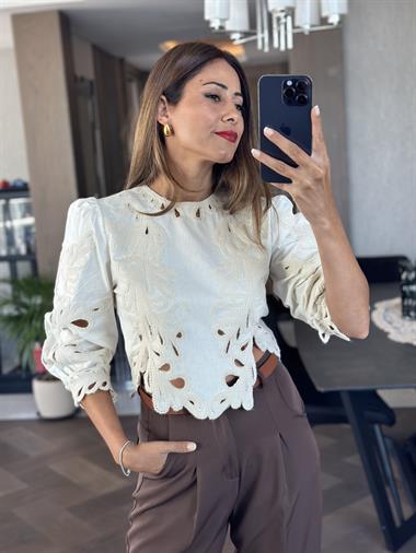 Krem Sırtı Fermuarlı Nakış İşlemeli Bisiklet Yaka Kadın Bluz